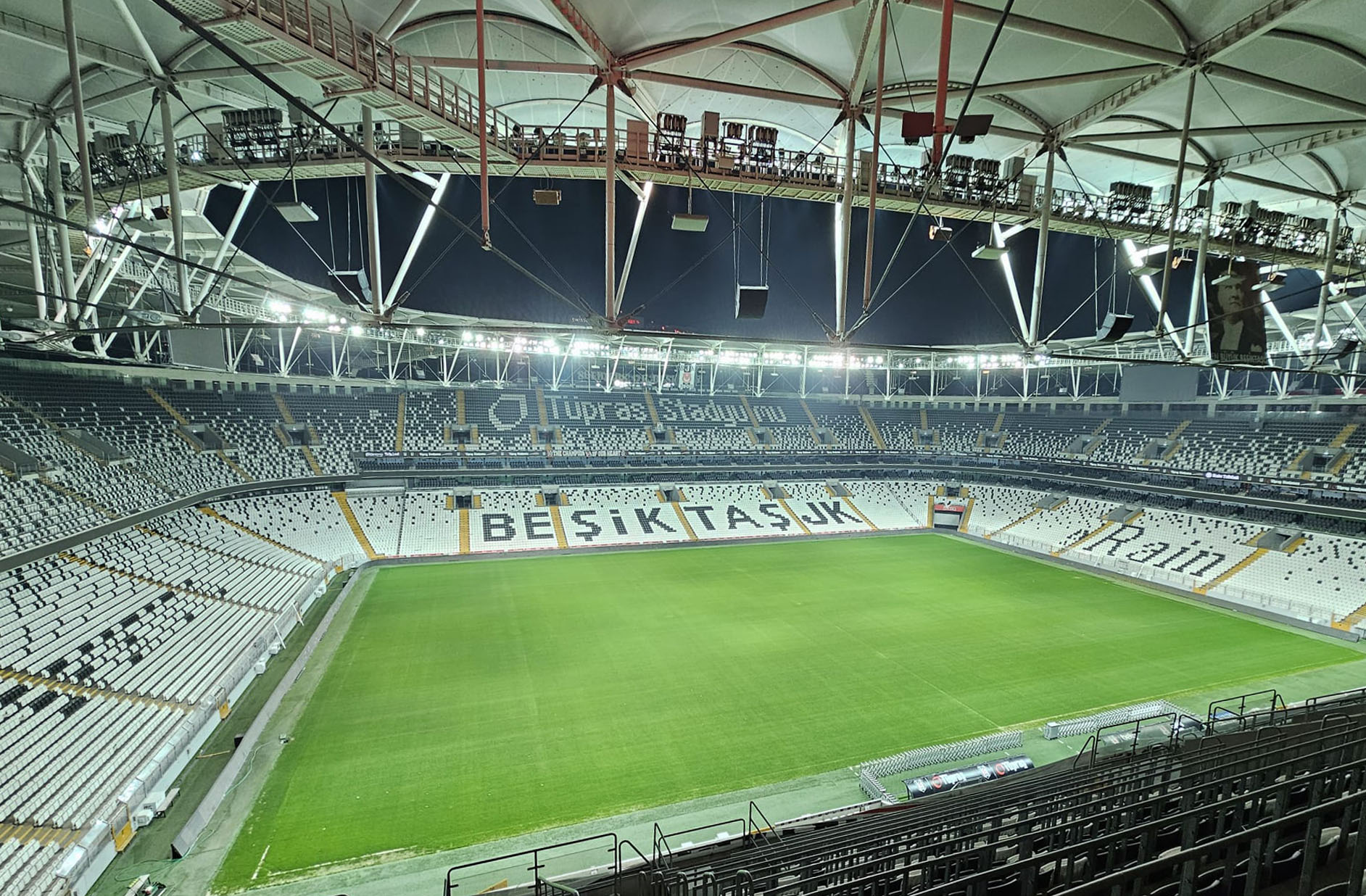Beşiktaş Taraftarının Işık ve Ses Şovları Tribünleri Coşturuyor
