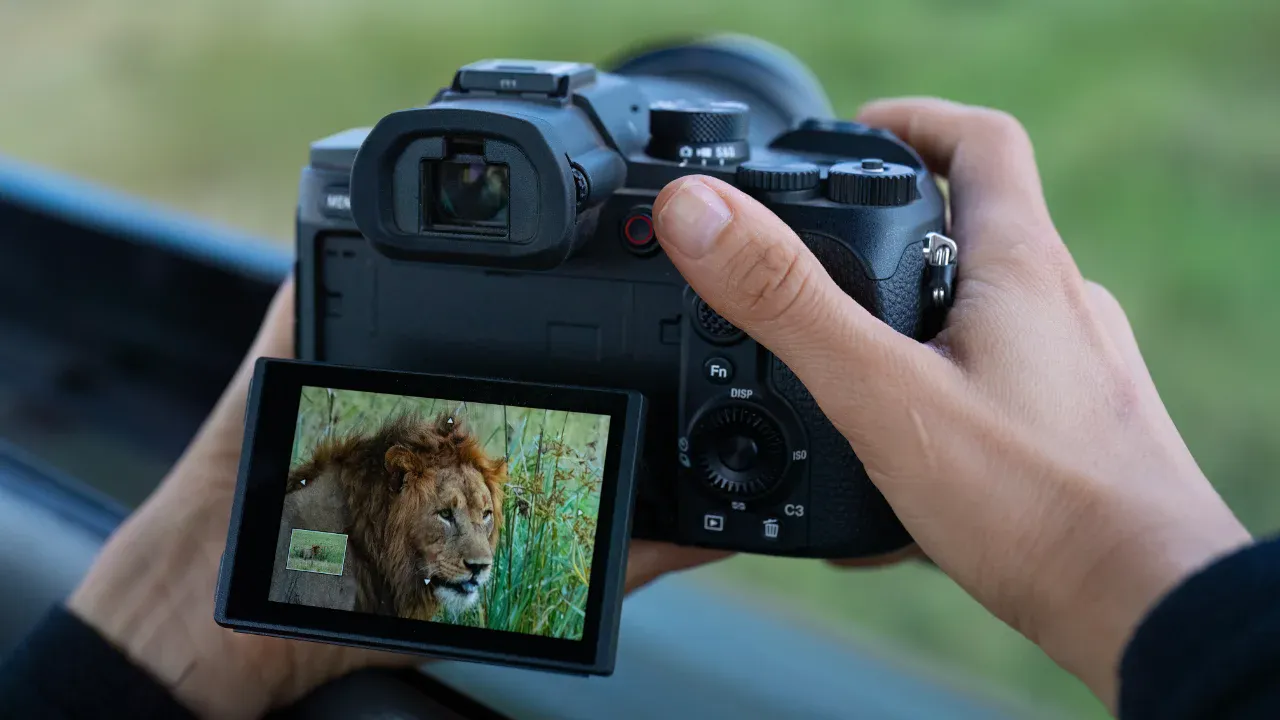 Sony RX10 Mark V: Yapay Zeka ile Güçlenen 25x Optik Zoomlu All-in-One Kamera